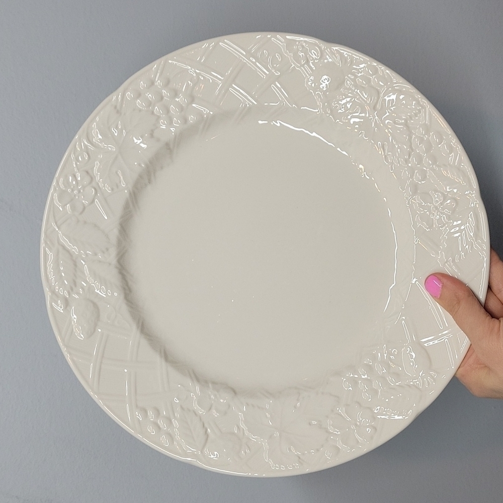 DP900 Mikasa English Countryside White Round 11" dinner plate